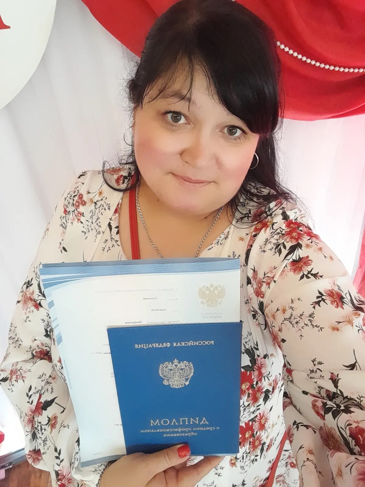 Анастасия Колосова с дипломом об окончании среднего медицинского образования